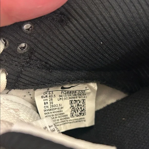 Nike Dunk Black and White Athletic Shoes Women’s Size 9 worn once - Picture 8 of 8